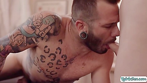 Horny tranny works in foot massage and gets anal plugged