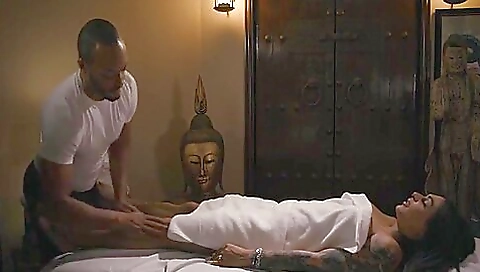 Horny Masseuse Satisfy Her New Customer Tbabe Eva Maxim